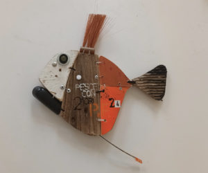 Pesce con due fori, scultura in legno di recupero, cm 34x34